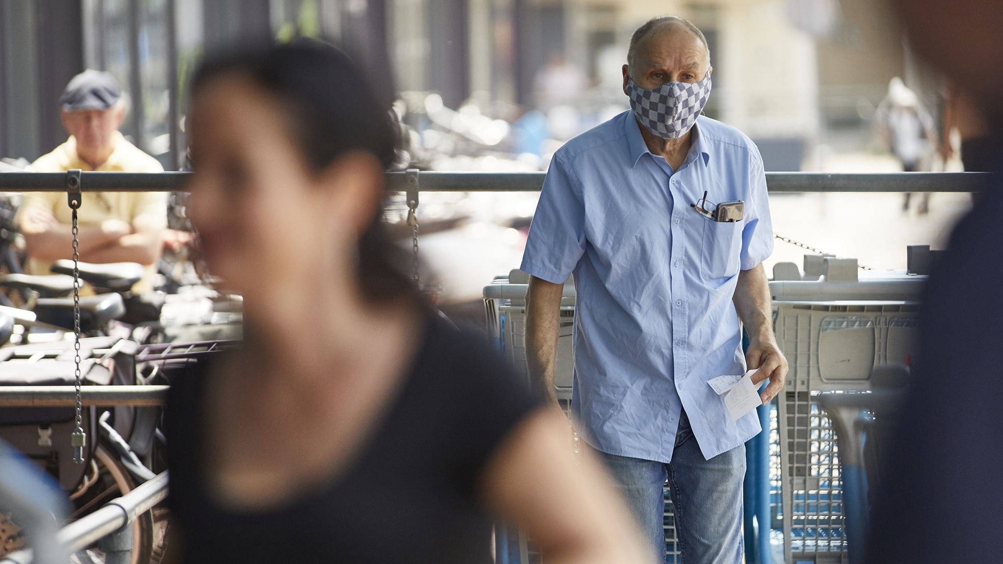 De oudere consument keert, nu het weer veiliger aan het worden is, terug naar de fysieke supermarkt. Foto: Arjan Gotink