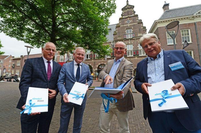 De eerste exemplaren van het Almelose bidbook werden vrijdag uitgereikt, v.l.n.r. wethouder Jan Martin van Rees, burgemeester Arjen Gerritsen, INretail-directeur Jan Meerman en Wiebe Blaauw van Start je Winkel in Almelo. Foto: Tubantia/Annina Romita.