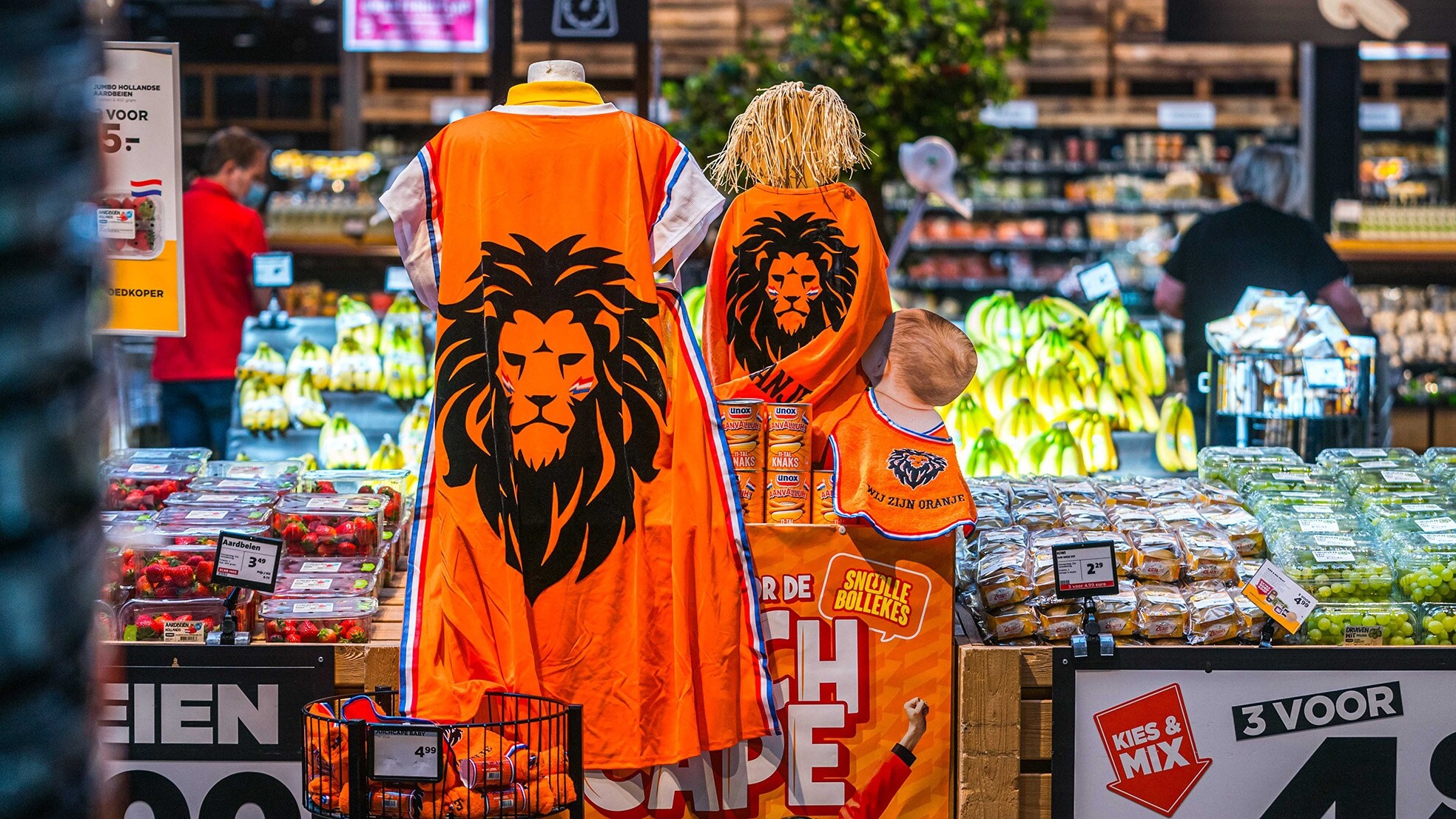 De juichcape was korte tijd een enorme EK-hit voor Jumbo. Foto: ANP