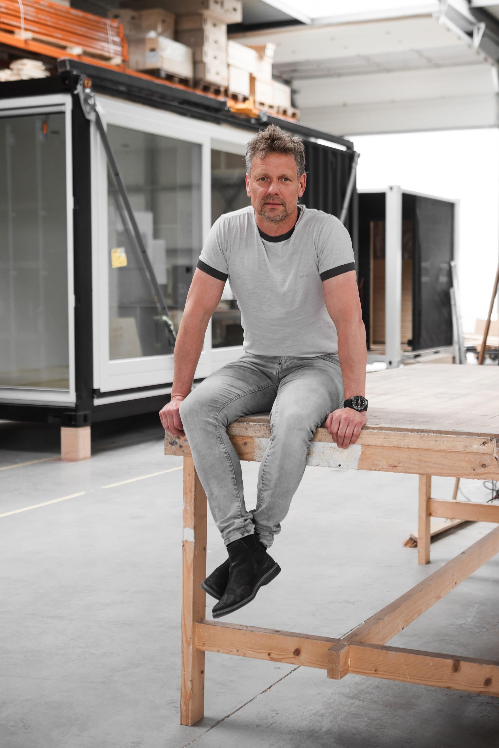 Marius Bos op de werkplaats van 20ft Concepts . Foto: 20ft Concepts