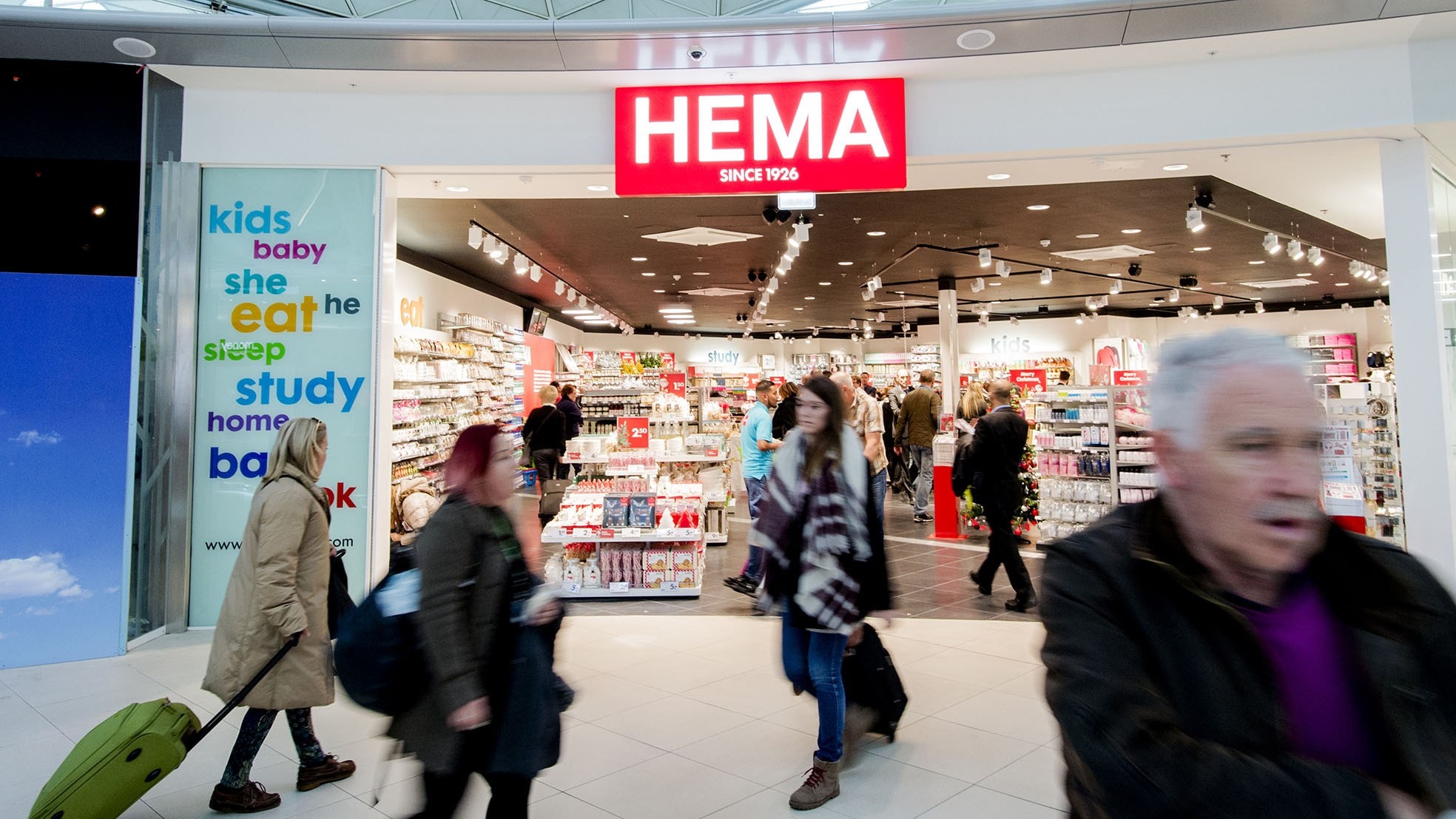 Een filiaal van HEMA achter de douane op vliegveld London Stansted Airport. Foto: ANP