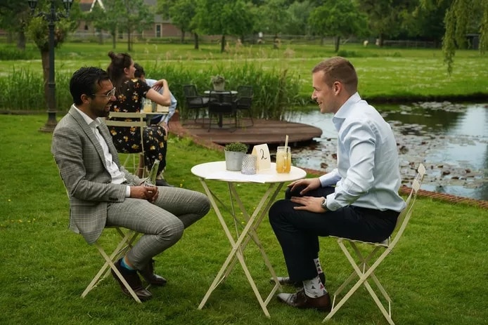 IT-consultancy Blue Bricks organiseerde een terrasdate in First Dates-stijl. Zo konden alle collega's na lang thuiswerken weer bijpraten. Foto: Blue Bricks