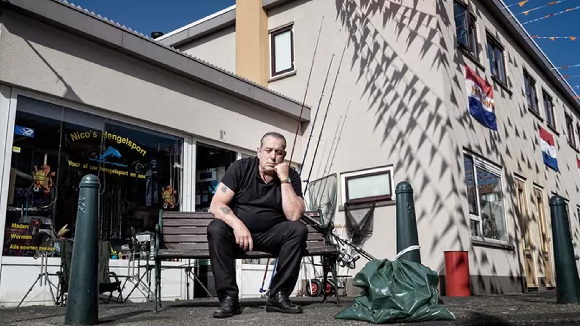 Ondernemer Nico van der Lee van Nico's Hengelsport in Duindorp verkoopt niets meer. Sinds de gemeente een maximale parkeertijd heeft ingevoerd van 2 uur. De vissers zijn nu uitgeweken naar andere plekken. Foto: Peter Franken