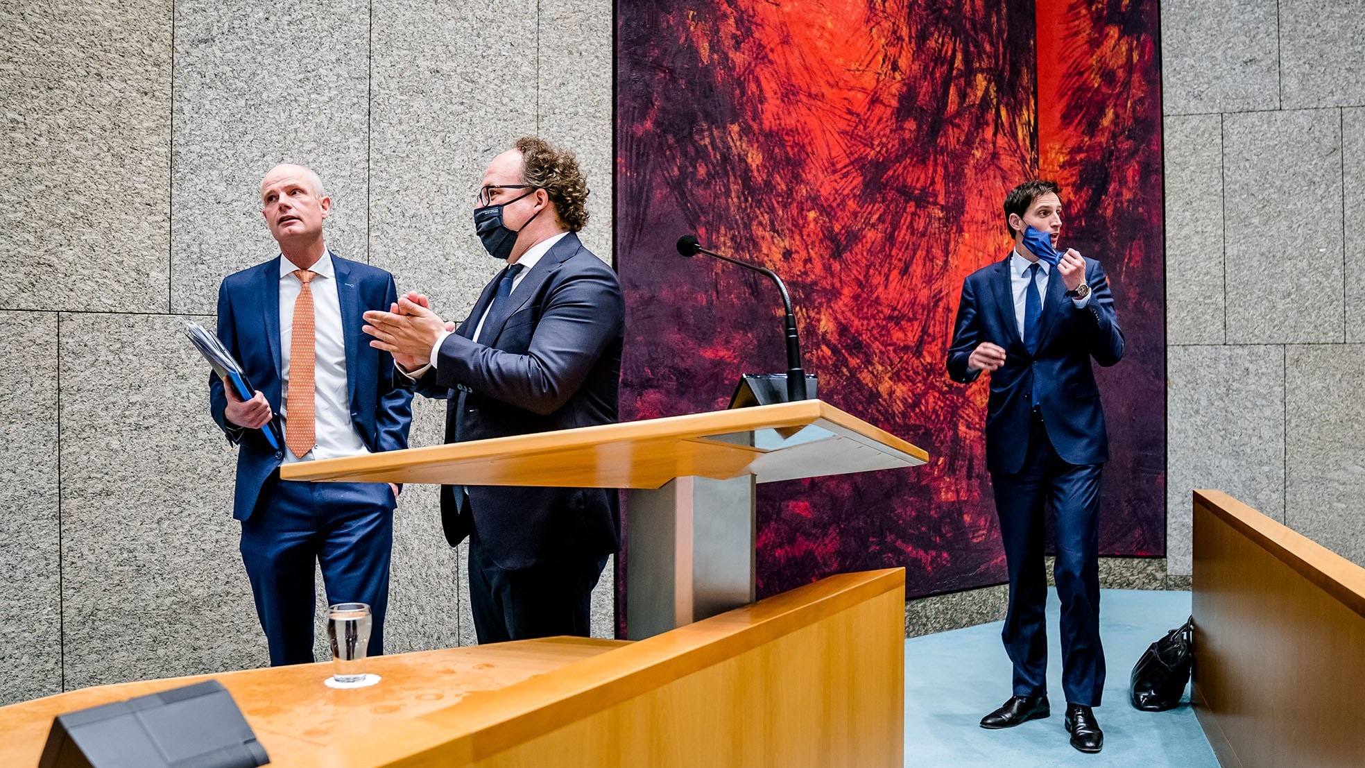 Demissionair Minister Blok van Economische Zaken (VVD), demissionair Minister Koolmees van Sociale Zaken en Werkgelegenheid (D66) en demissionair Minister Hoekstra van Financien (CDA) tijdens een debat in de Tweede Kamer over het economisch steunpakket. Foto: ANP