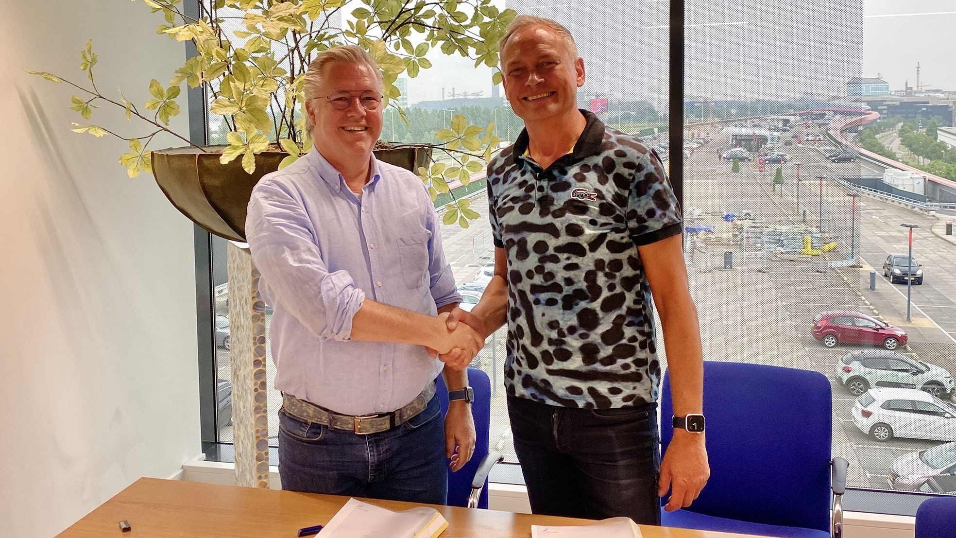 Iwijn Hendriksen, eigenaar van Xando (links), en Amac-ceo Ed Bindels.