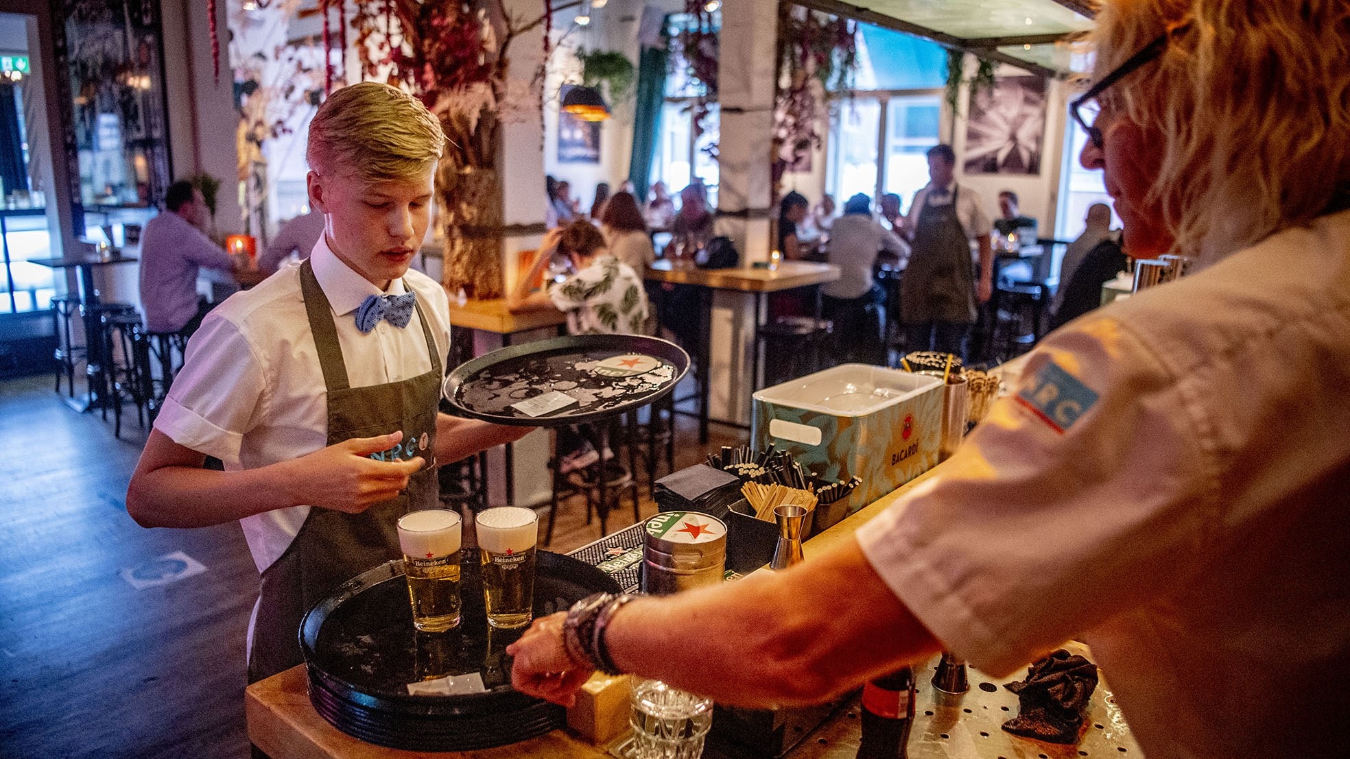 Vooral in de horeca is er momenteel een groot personeelstekort. Foto: ANP