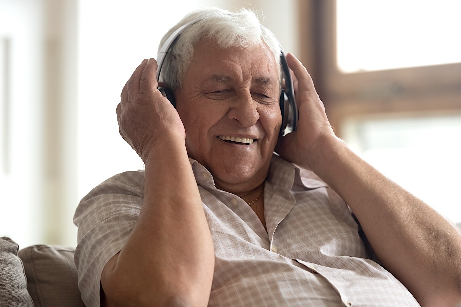 Jonge ondernemers maakten voor mensen met dementie een prentenboek met herkenbare beelden, waar bij het bladeren een bijpassende bekende melodie te horen is. Foto: Shutterstock.