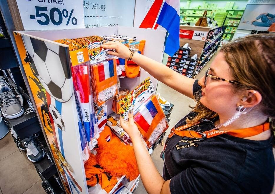 Oranje-artikelen gaan in de uitverkoop of worden uit de schappen van winkels gehaald na het verlies van oranje op het EK. Foto: Jeffrey Groeneweg/Qphoto