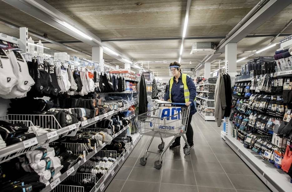 Een medewerker van Action verzamelt bestellingen in de winkel tijdens de laatste lockdown. Tijdens deze periode ontdekte de discountformule dat klanten het ook op prijs stellen om online producten te kunnen bestellen. Foto: ANP