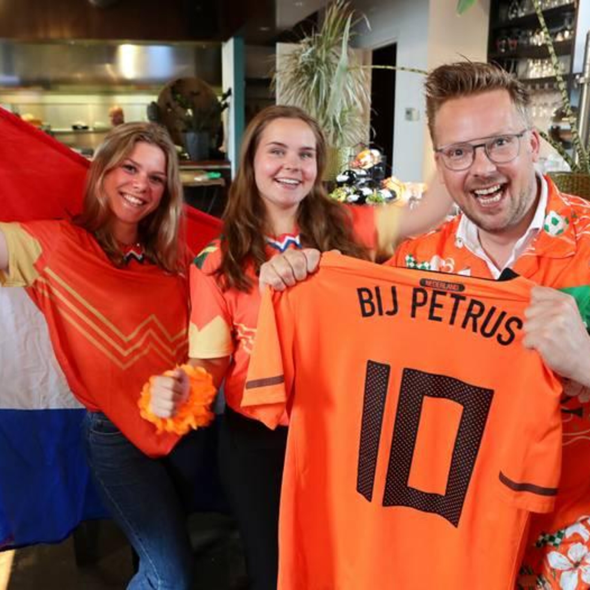 in cafe en op terras horeca verwacht topdrukte oranje tsjechie