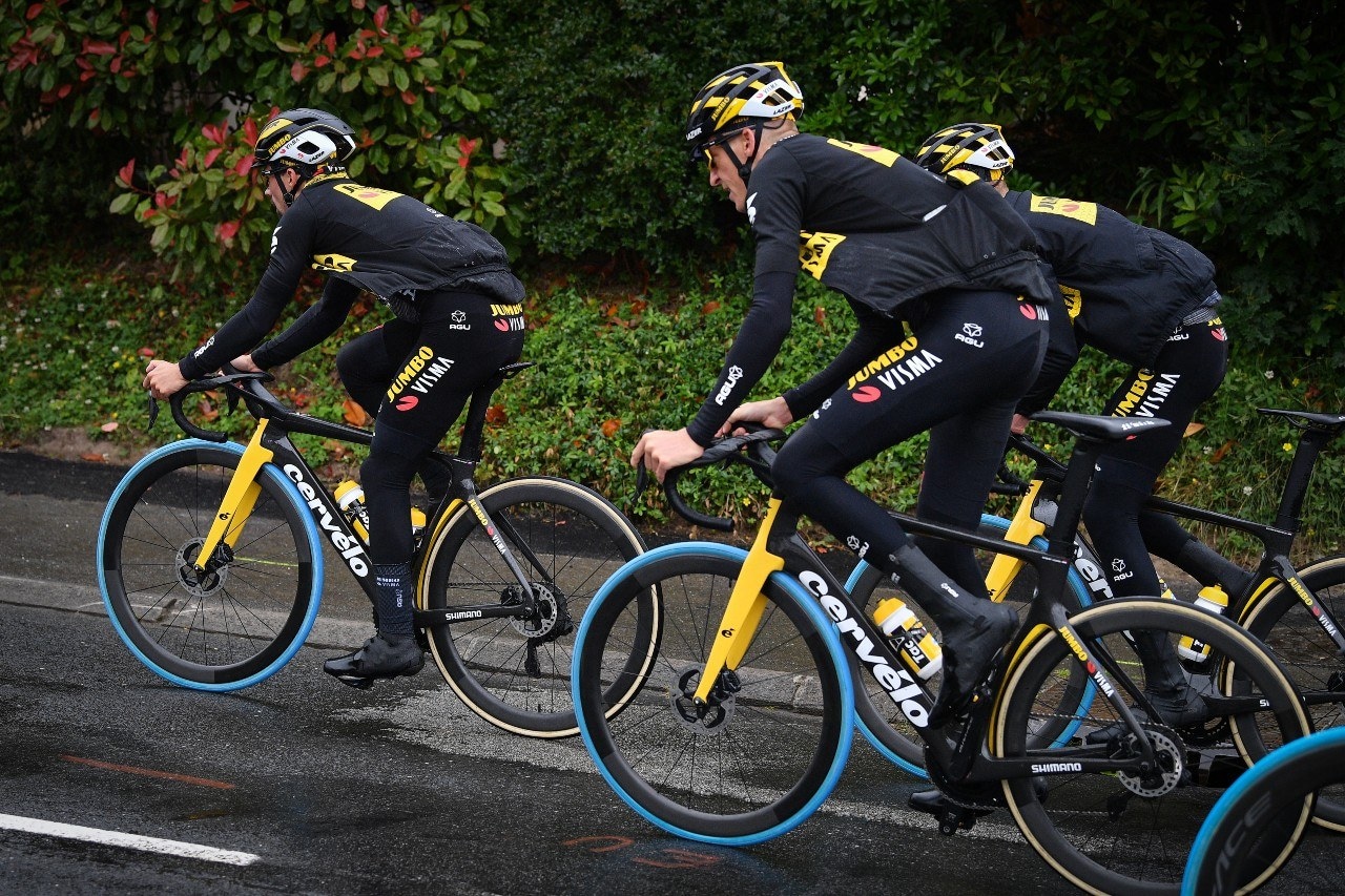 De Jumbo Visma-ploeg rijdt de Tour de France dit jaar met de intussen alombekende blauwe Swapfiets-voorband. Foto: ANP.