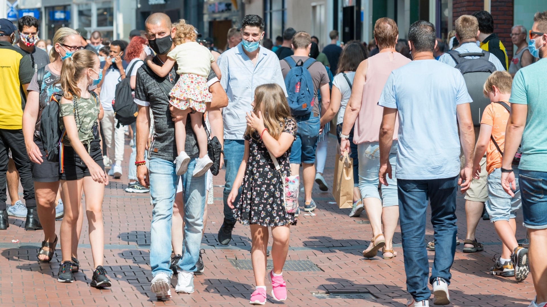 Een overvolle winkelstraat; volgens retailexpert Cor Molenaar valt het nog maar te bezien of deze over een aantal maanden nog altijd zo vol zijn. Foto: Shutterstock