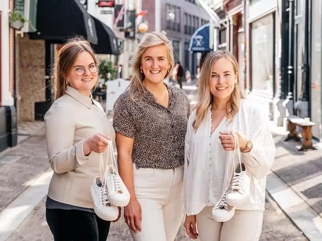 De zussen De Bruijn delen een passie voor bamboe én voor schoenen. Ze combineerden daarom het beste van twee werelden wat resulteerde in een duurzame schoenenlijn. Foto: NU.nl