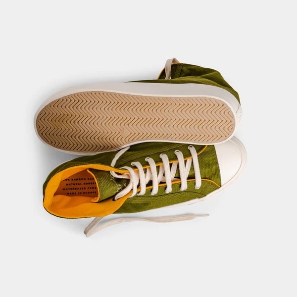 Dit is de hoge bamboe herensneaker in de kleur Paradiso Moss. Aan de binnenkant is deze gevoerd met Canario Yellow. Deze satijnzachte voering bestaat ook voor 100% uit bamboe canvas. De schoen draagt comfortabel en soepel, dankzij de flexibele en slijtvaste natuurrubber zool. Alle gympen zijn met de hand gemaakt.