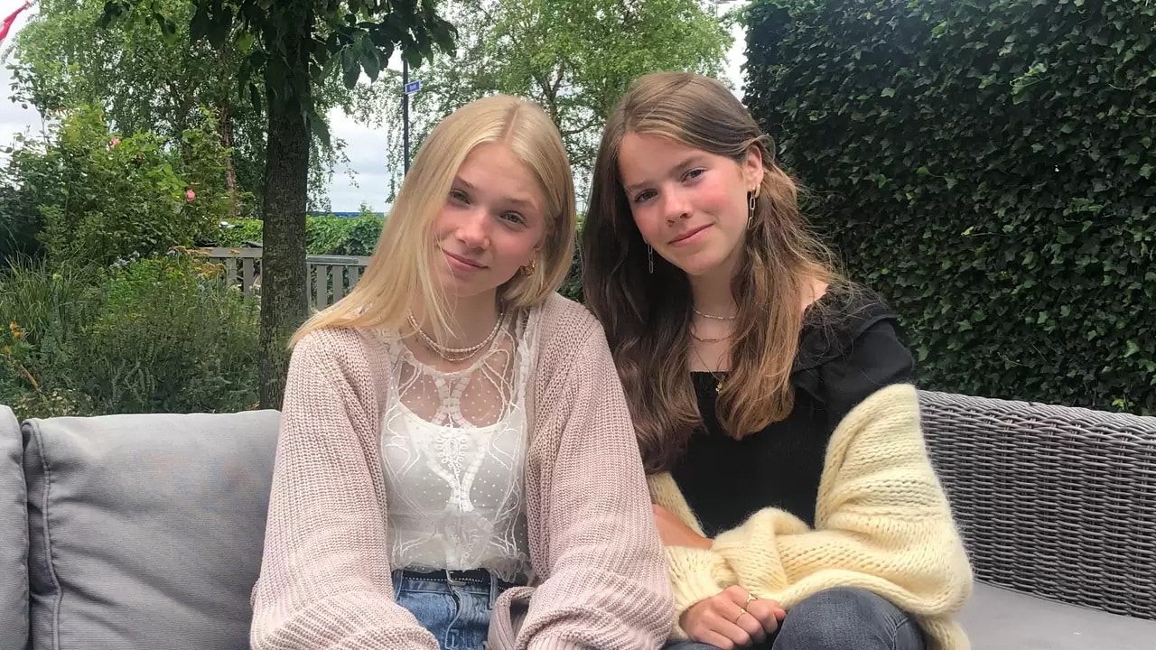 De jeugdige eigenaressen van sieradenwebshop Menthe-Jewel: Nina van Eijk (15) en Sterre Willemsen (16). Foto: NU.nl.