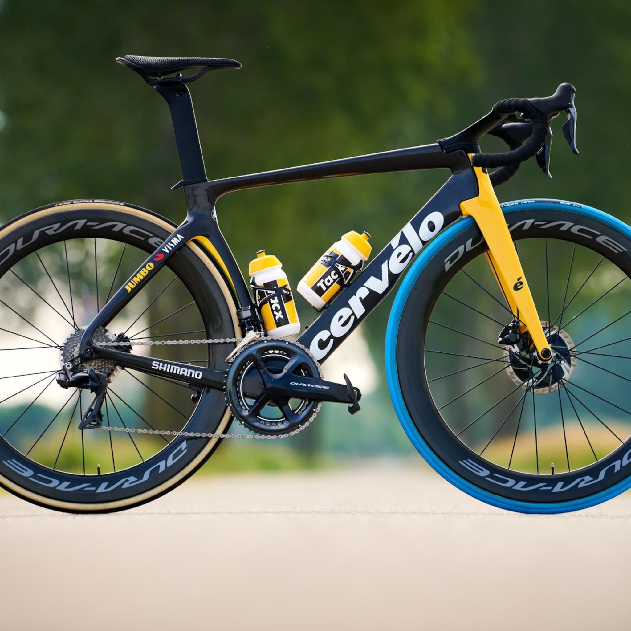 blauwe swapfiets voorband voor jumbo visma tijdens tour de france