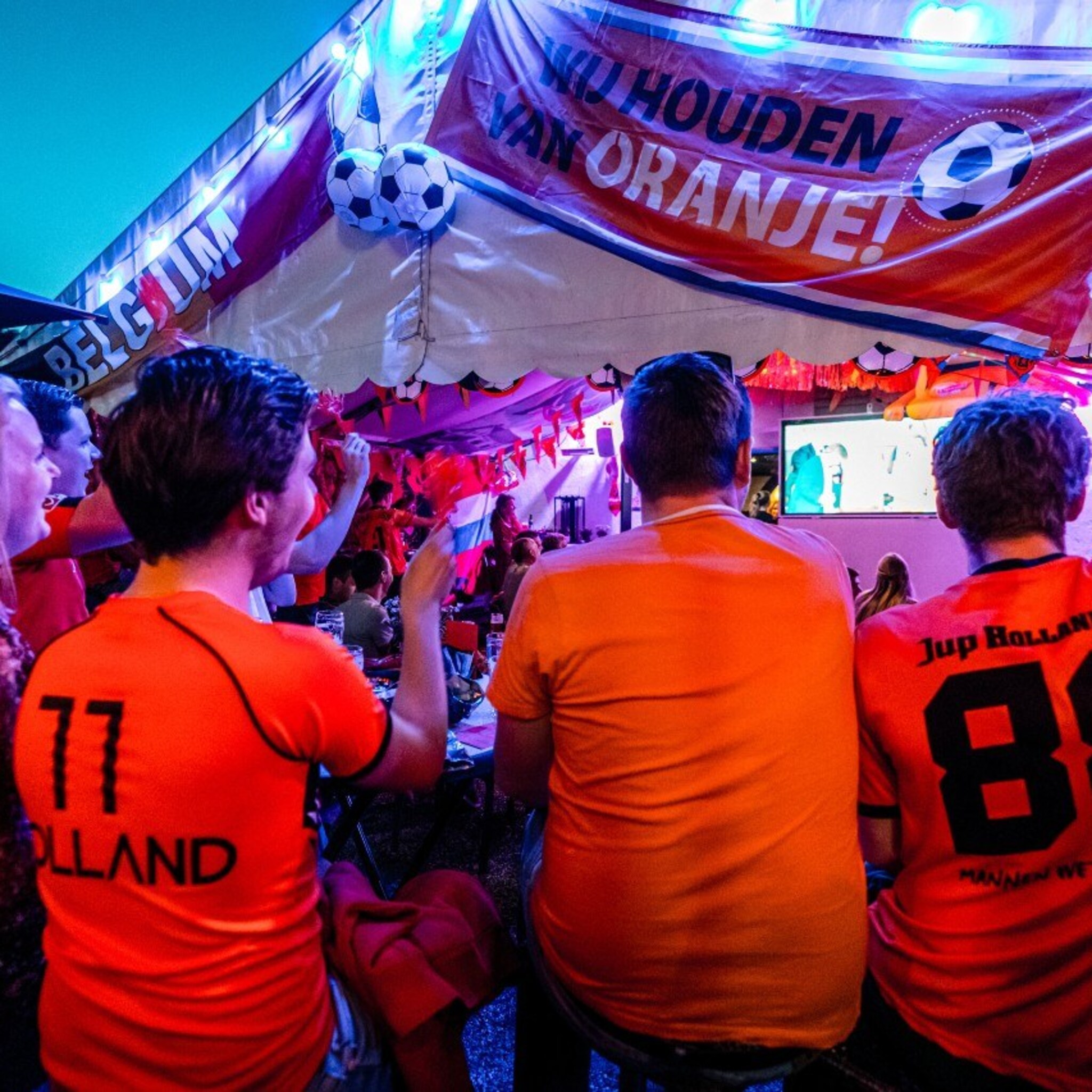 grote steden zijn overstag horeca mag schermen op terras plaatsen om voetbal te kijken