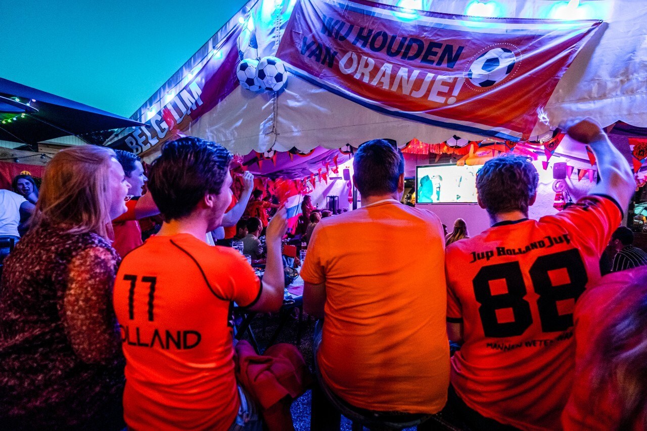 Oranje-supporters kijken het EK Voetbal op een terras (hier nog in België). Foto: ANP