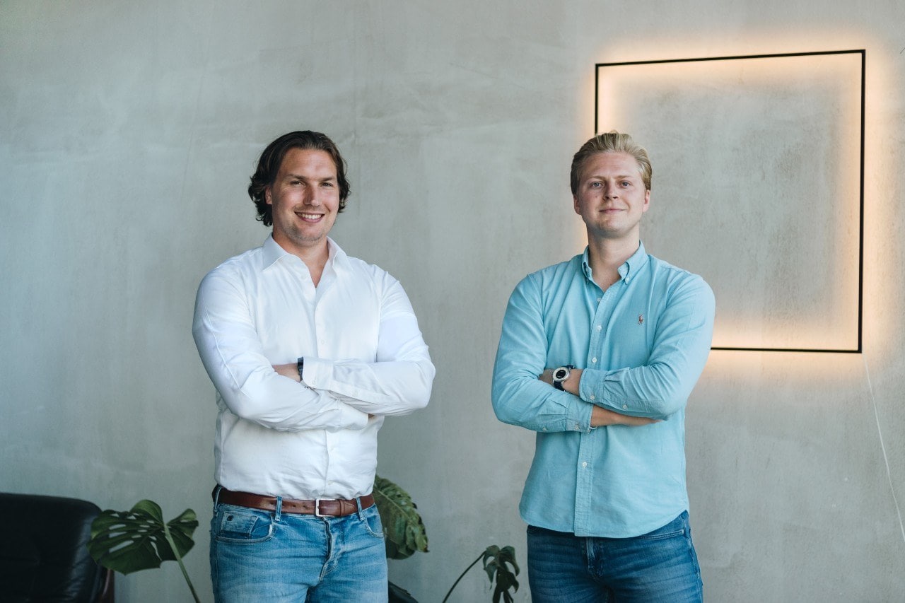 De jonge ondernemers Maxim Bours (rechts) en Ramon Noordeloos willen het bieden op woningen transparant maken. Foto's: Huispedia
