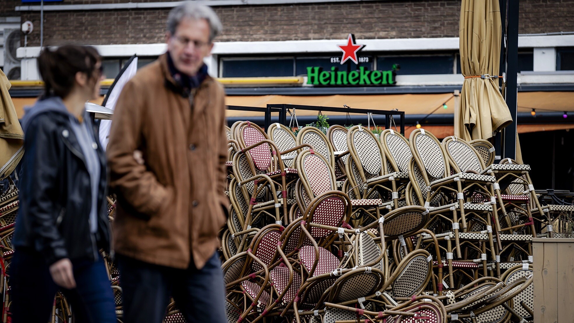 Het toonbeeld van de gesloten horeca: opgestapelde stoelen voor horeca-zaken. Foto: ANP