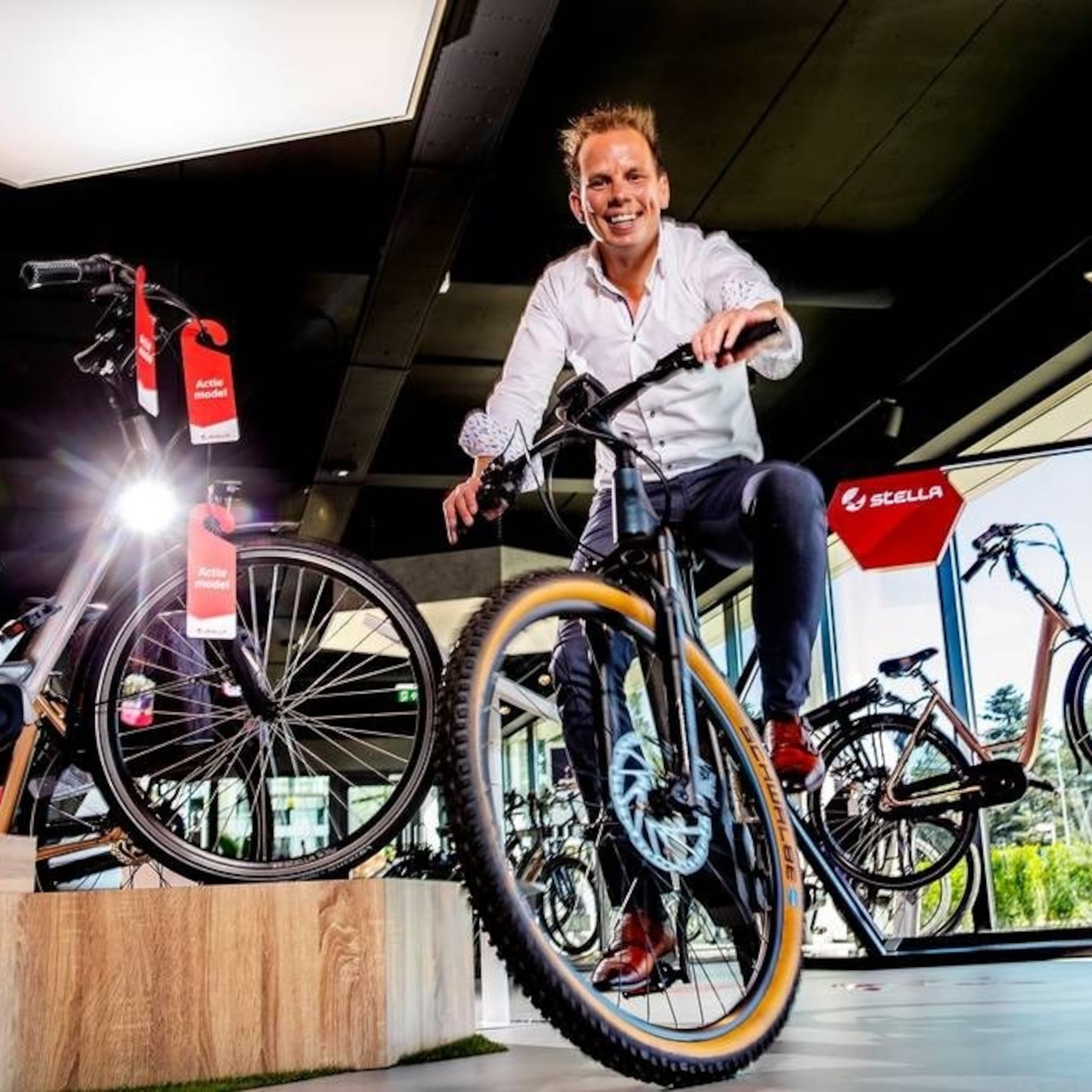 grondstoffentekort dwingt tot creativiteit zo komt daan van renselaar stella fietsen toch aan zijn onderdelen
