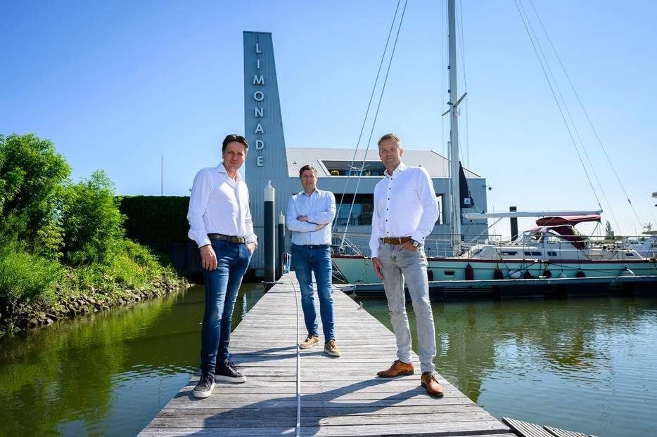 Marcel (links) en zijn broer Patrick Baanen (rechts), met hun compagnon Rob Daalhuizen bij de nieuwste loot aan hun bedrijf in Streefkerk: Heeren aan de Haven. Foto: Richard van Hoek Fotografie
