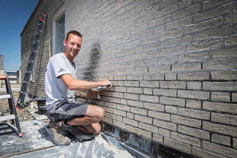 Het aantal bedrijven in de schoonmaakbranche is in deze regio het afgelopen jaar gegroeid met 14 procent. Een van de nieuwkomers op de markt is Jeffrey Overeem uit Zeewolde. Door corona had hij als kraanmachinist amper werk en daarom is hij een bedrijf in gevel- en dakonderhoud begonnen. Foto: AD/Dingena Mol.