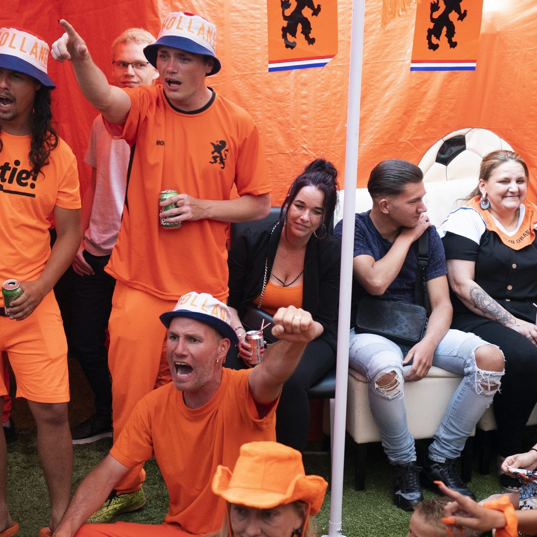 rutte scoort met deze versoepeling oranje kijken kan vanaf achtste finales weer in de kroeg