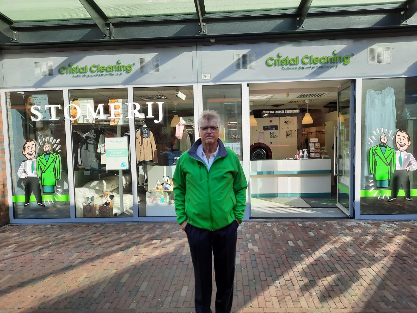 Na 54 jaar werken vindt de 67-jarige Cees Joosten van stomerij Cristal Cleaning Alkmaar het bijna welletjes: samen met de franchiseorganisatie is hij op zoek naar een opvolger (m/v). Foto: Cees Joosten
