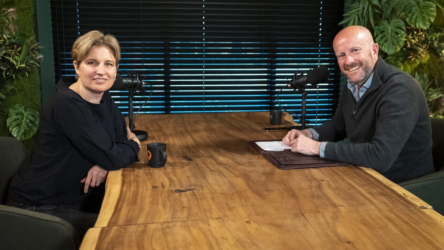 Ondernemer Annette Wassenaar in de studio met Tunga Talks-presentator Ernesto Spruyt.