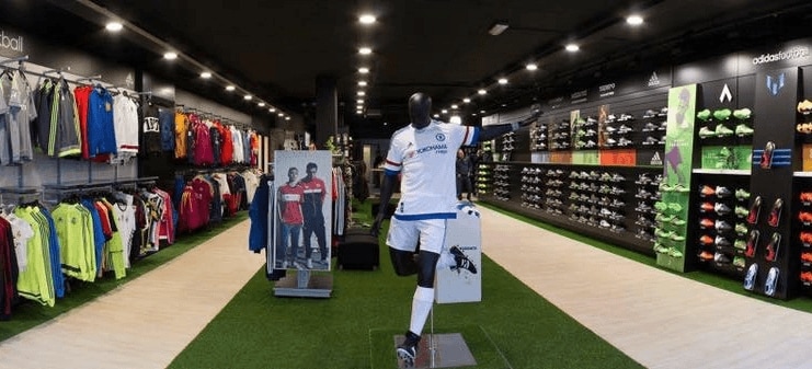 Voetbalshop is meer dan een webwinkel, want het bedrijf heeft zeventien fysieke winkels.