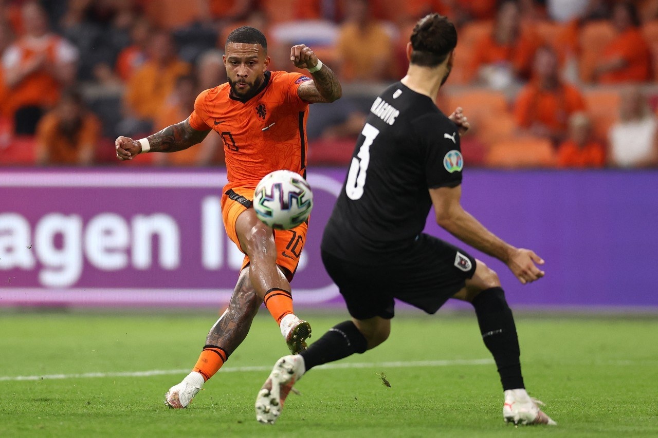 Memphis Depay, hier in actie tegen Oostenrijk, is een van de populairste voetballers van Oranje. En dus gaan shirts met zijn naam erop als zoete broodjes over de toonbank van Voetbalshop.nl. Foto: ANP.