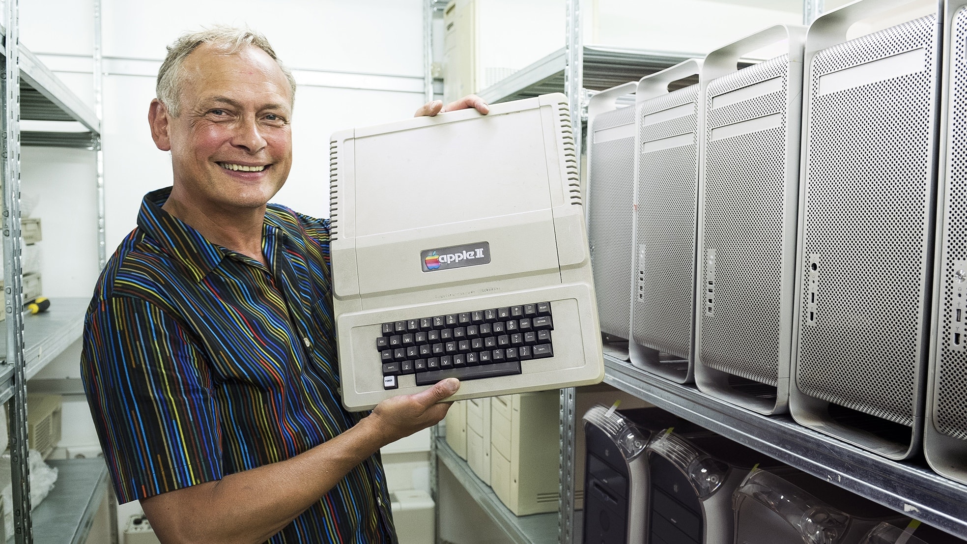 Ed Bindels met een van zijn Apple-museumstukken. Foto's: Marnix Schmidt