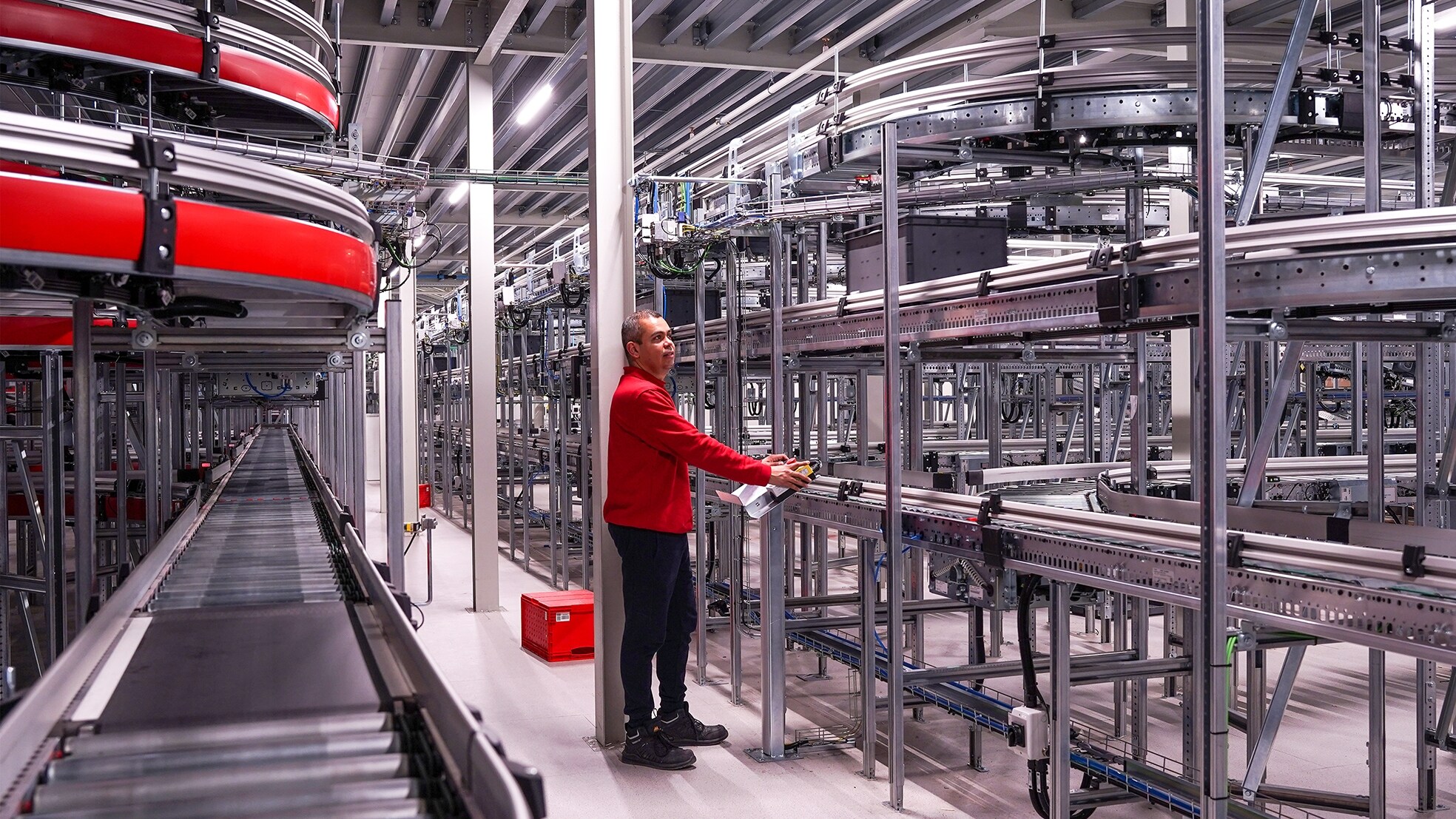 Een blik in het geautomatiseerde fulfilmentcenter in Utrecht, dat over enkele maanden open gaat. Foto's: Picnic