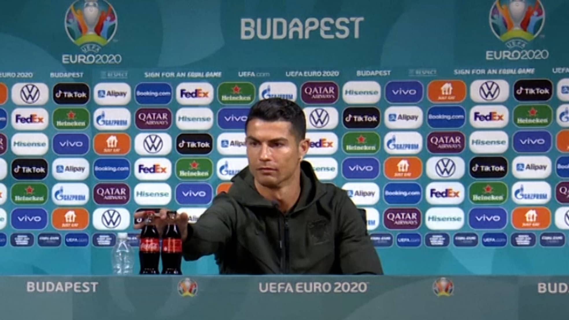 Still uit de video van de persconferentie waarin Ronaldo de colaflesjes weghaalt.