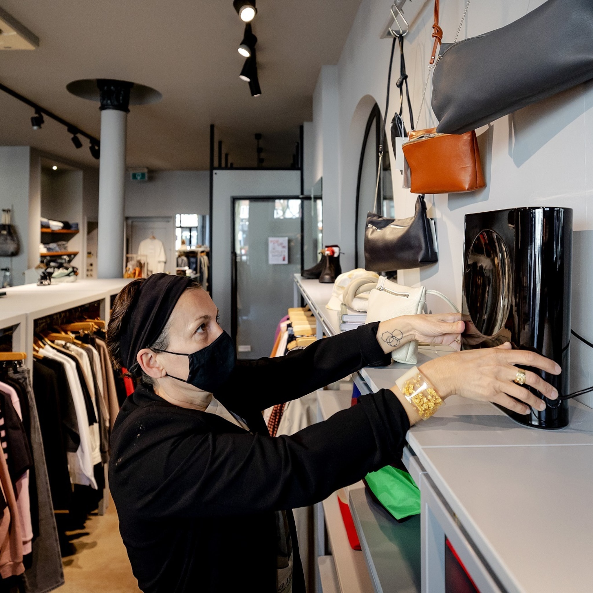 inretail waarschuwt winkeliers schroef online activiteiten niet terug
