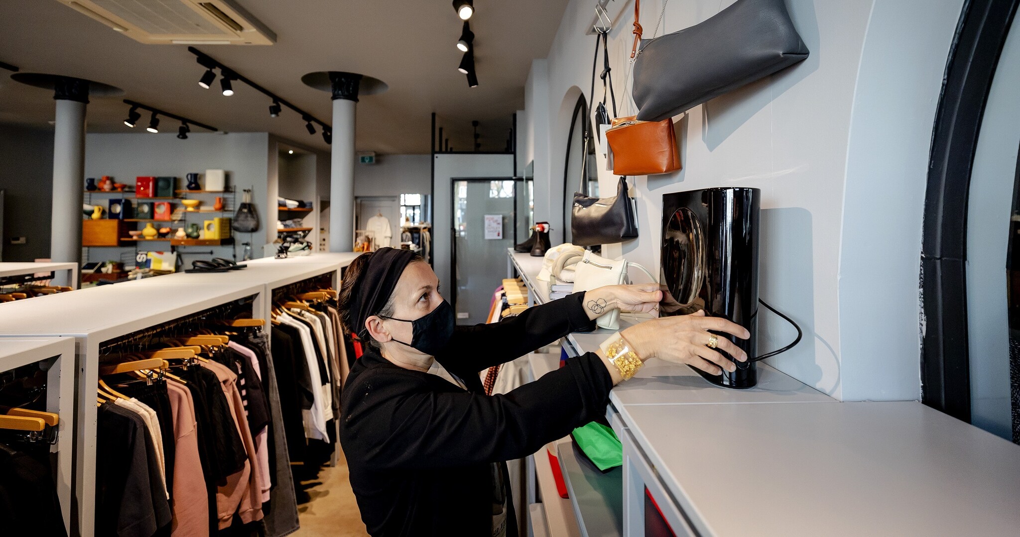 Aandacht besteden aan de winkel is natuurlijk altijd goed, maar INretail wijst erop dat de webshop ook zeker niet vergeten mag worden. Foto ter illustratie, persoon op de foto komt niet in het verhaal voor. Bron: ANP