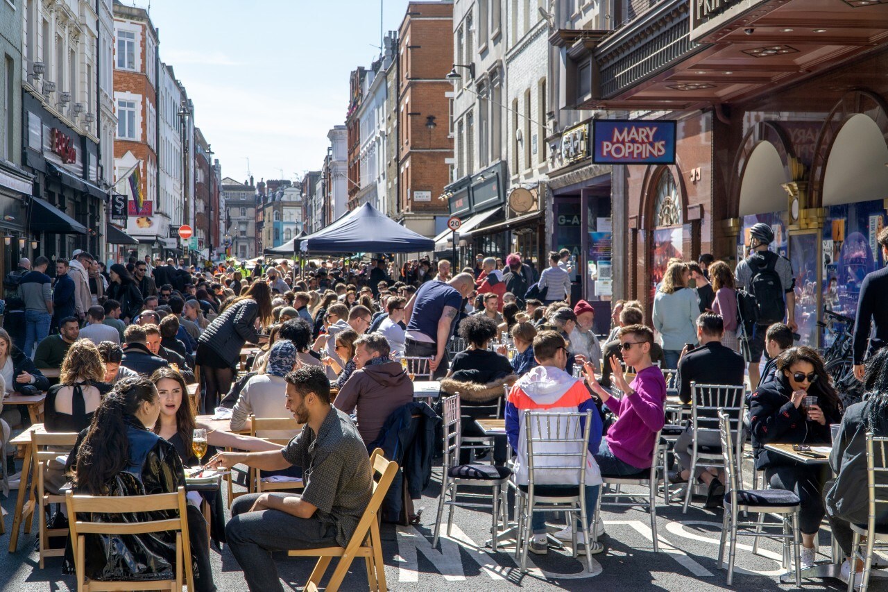 Overvolle terrassen in Londen, waar een versoepeling van de coronamaatregelen werd ingezet, ook voor de horeca. De laatste ronde, gepland voor 21 juni, wordt vier weken uitgesteld uit vrees voor een nieuwe variant van het coronavirus. Foto's: Shutterstock.
