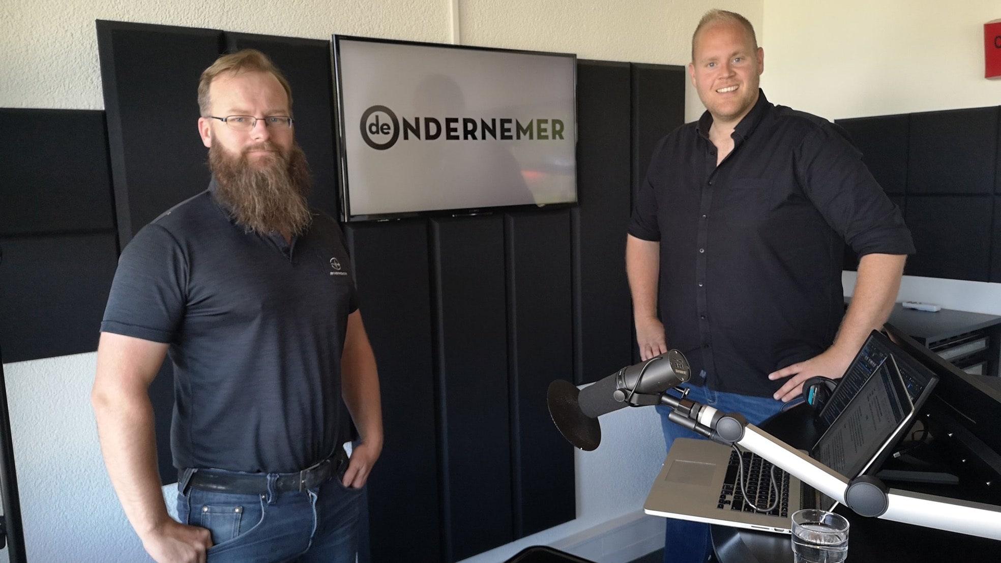 Marchel Bulthuis van Electric Motorcycles Nederland (links) met Roland Tameling in de studio.
