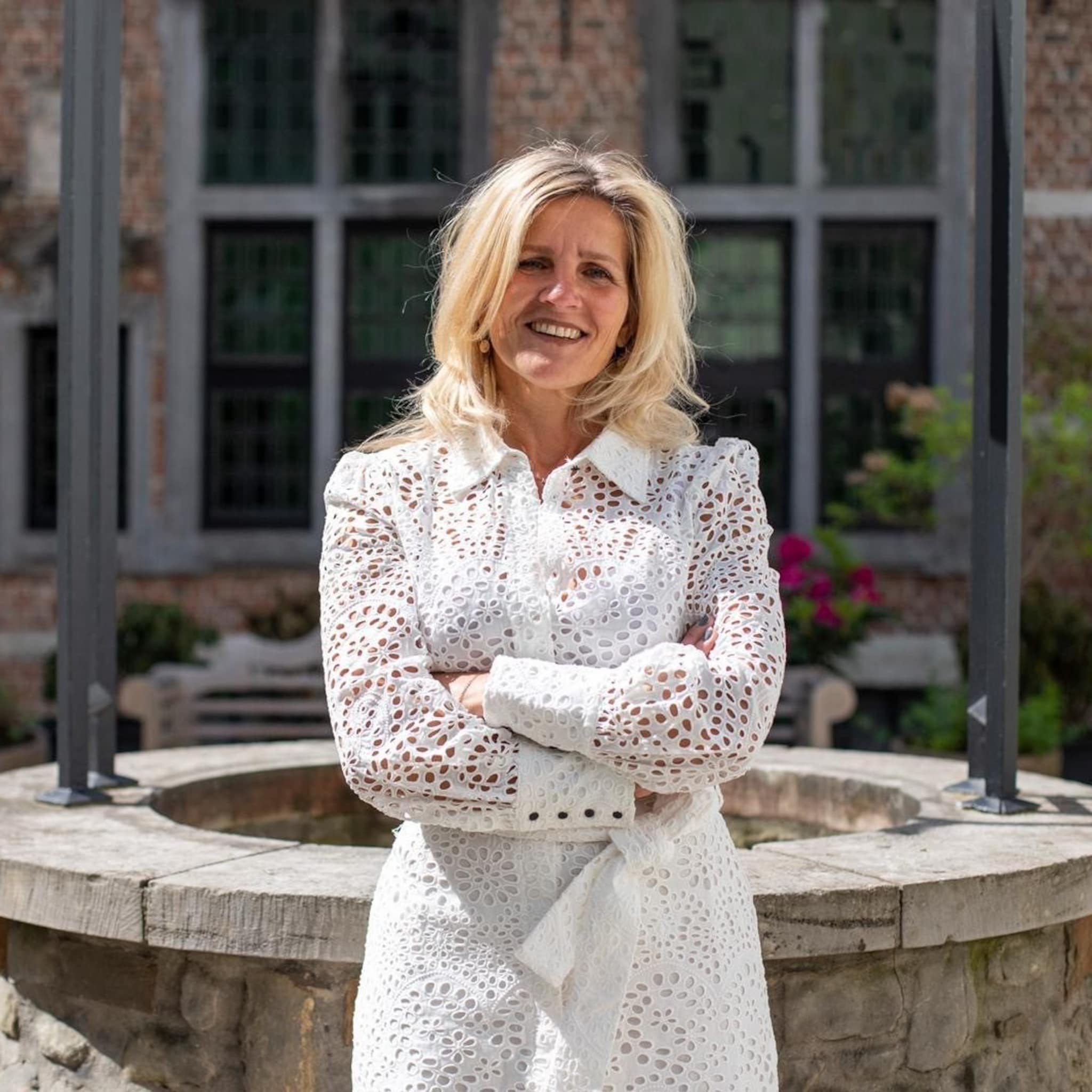 ook boetiekhotel franq in antwerpen van rotterdamse cyla vogel omarmt moonback
