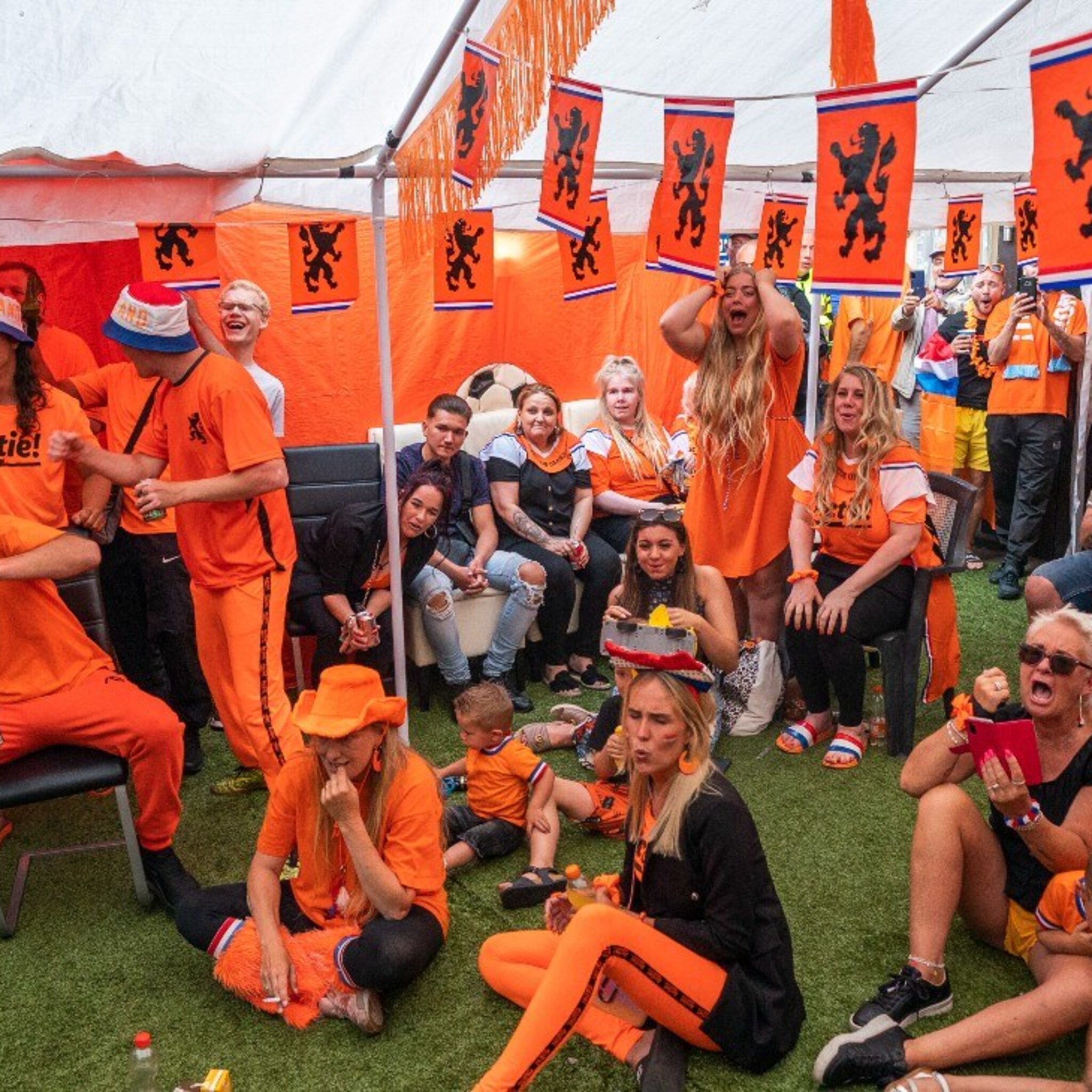 tot eind deze maand geen oranje kijken op terrassen horeca