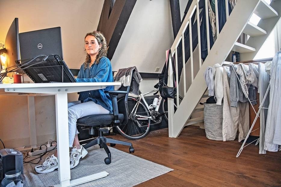 De jonge Sophie Deneef werkt voor Dell vanuit huis in Amsterdam (zie kader). Foto's Marcel van den Bergh