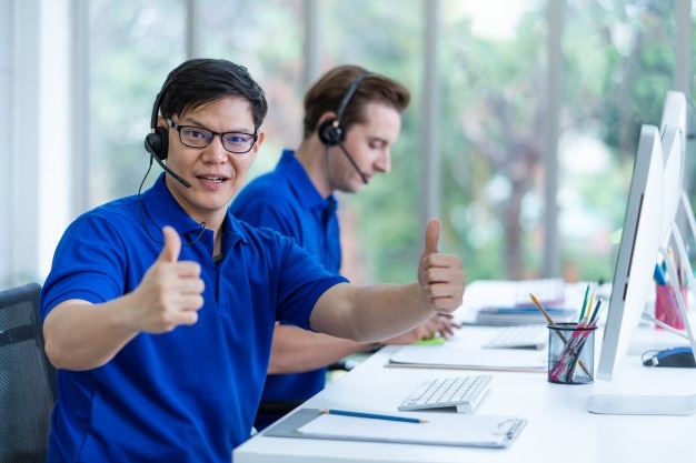 "Ik heb nu een manier gevonden om die rare bemoeizucht in hun ondernemersgezicht uiteen te laten spatten. Ik beantwoord hun vraag met lange, krankzinnige mails, waarin ik zelf ook nog wat vragen formuleer. Ik stuur die mails naar de klantenservice, zodat ze wel moeten antwoorden". Foto: Freepick.