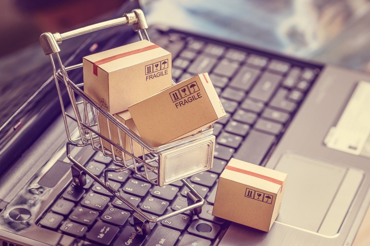 'Veel ondernemers hebben in de coronaperiode sociale media als extra kanaal ingezet: 88 procent gebruikte Facebook, 78 procent Instagram, 56 procent bouwd een eigen webshop. Dat is heel goed, maar nog steeds zet meer dan helft van de ondernemers online niet meer dan 10 procent om', schrijft INretail-directeur Jan Meerman in zijn blog.