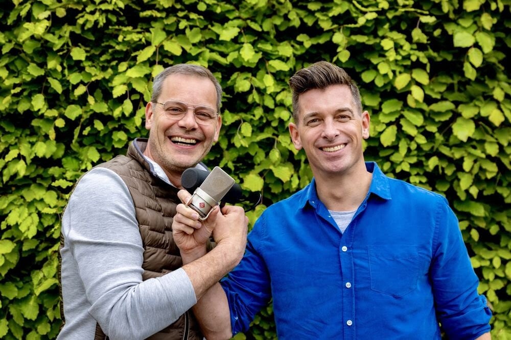 Timon Jacobs (links) en Menno de Boer, de drijvende krachten achter bedrijfsconcept Pop-Up radio.