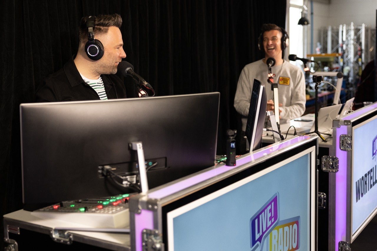 Dj Barry Paf (links) in actie tijdens een uitzending van Pop-Up radio.