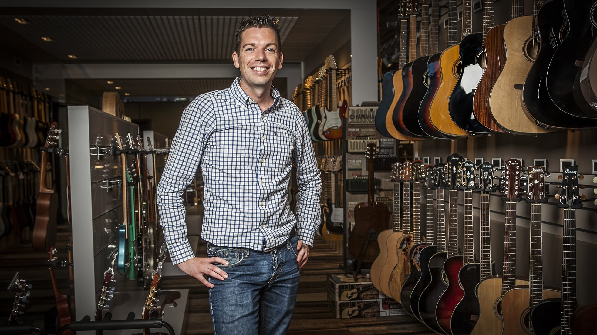 Jochanan Bax omgeven door wat hem drijft: muziek. Foto: Bax Music