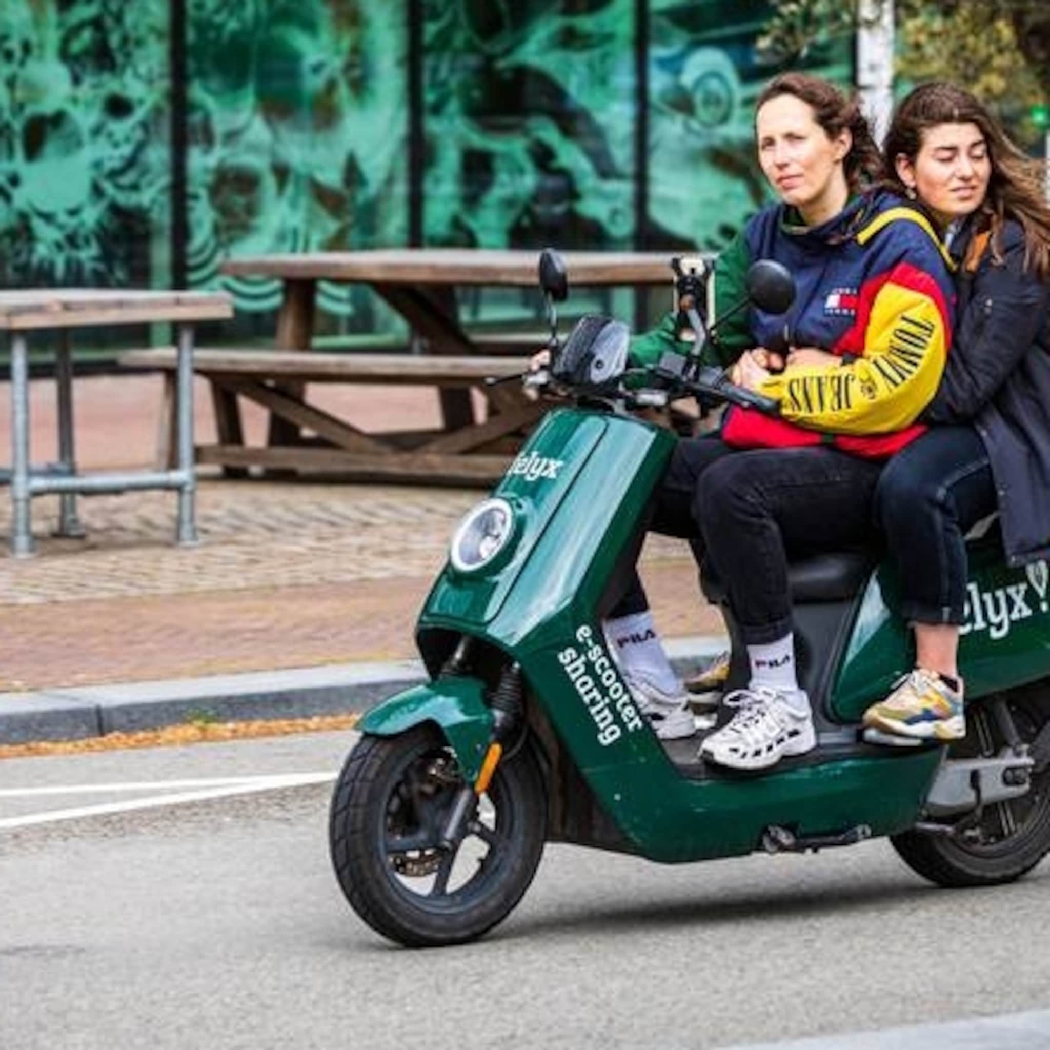 kritiek op elektrische deelscooter zwelt aan de fiets wordt gekannibaliseerd
