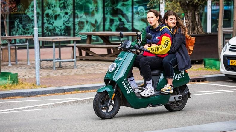 De elektrische deelscooter is nog altijd aan een opmars bezig, maar vanuit meerdere kanten komt er nu kritiek. Foto: Venema Media