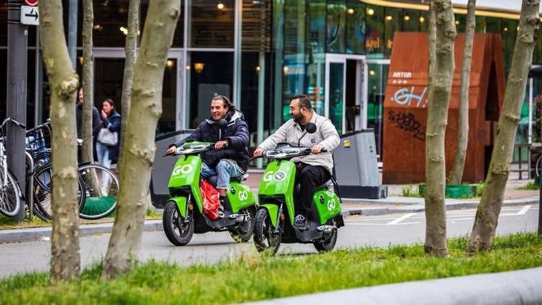 Lector 'city logistiek' Walther Ploos van Amstel: ,,Ze rijden met hoge snelheid over het fietspad, wat tot extra gevaarlijke verkeerssituaties leidt. Foto: Venema Media